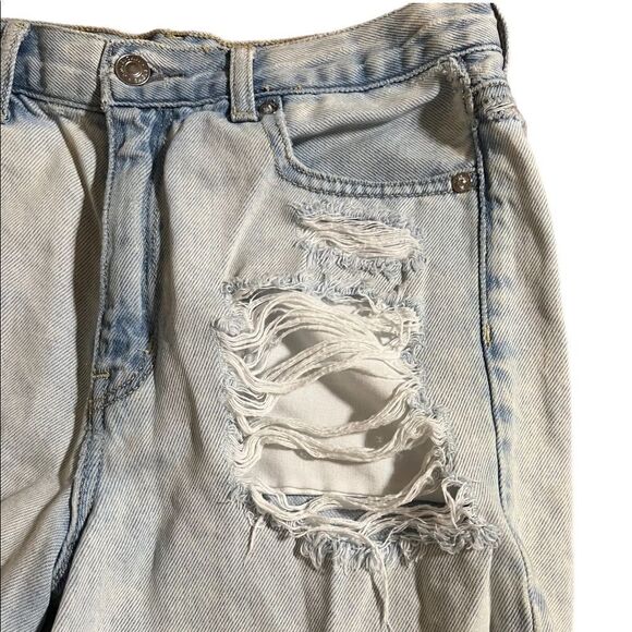 😊 3/$30 
AE Mom Short Sz 4 light denim distressed, high waisted EUC - Picture 5 of 16
